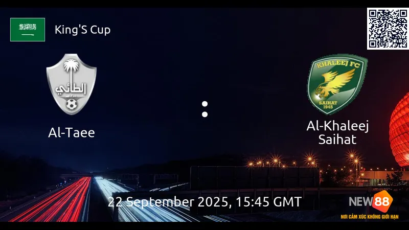 Các cầu thủ Al Taee và Al Khaleej đối đầu quyết liệt trong trận đấu bóng đá