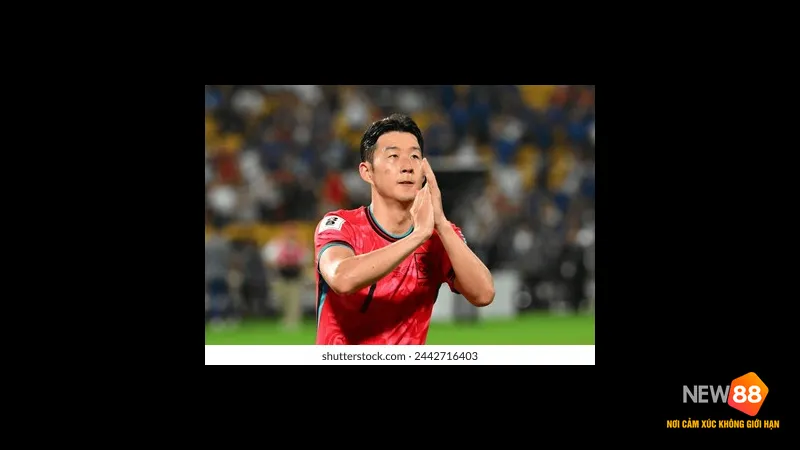 Cầu thủ Hàn Quốc chạy nhanh với bóng trước sự áp đảo từ hậu vệ Brazil