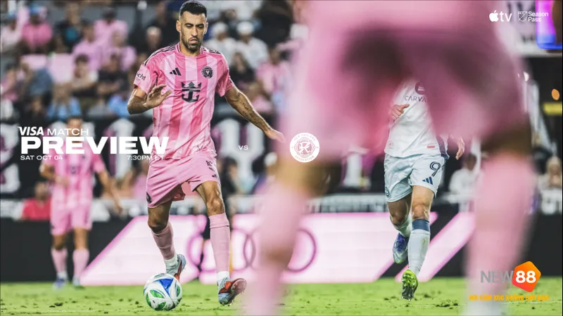 Cầu thủ của Inter Miami chống chọi với cầu thủ của New England để giành quyền kiểm soát…